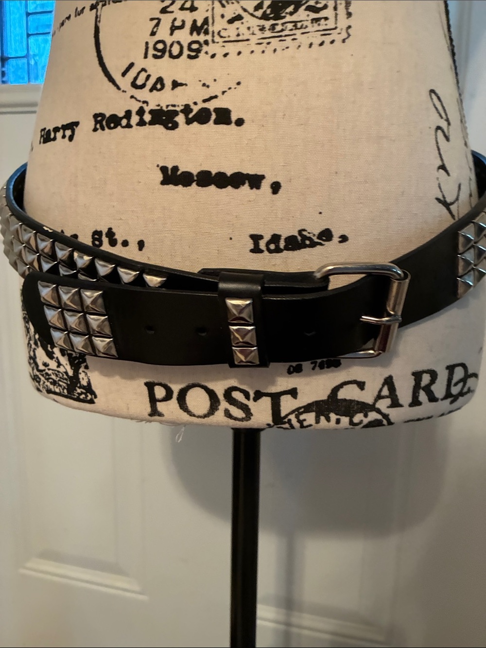Hot Topic Black Leather Studded Men’s Belt with White Graphic